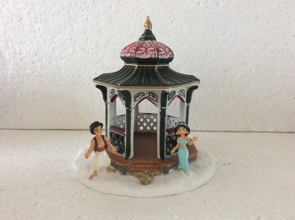 kerstdorp - prieel met Disney figuren uit Aladdin, Verzamelen, Ophalen of Verzenden, Overige figuren, Zo goed als nieuw, Beeldje of Figuurtje