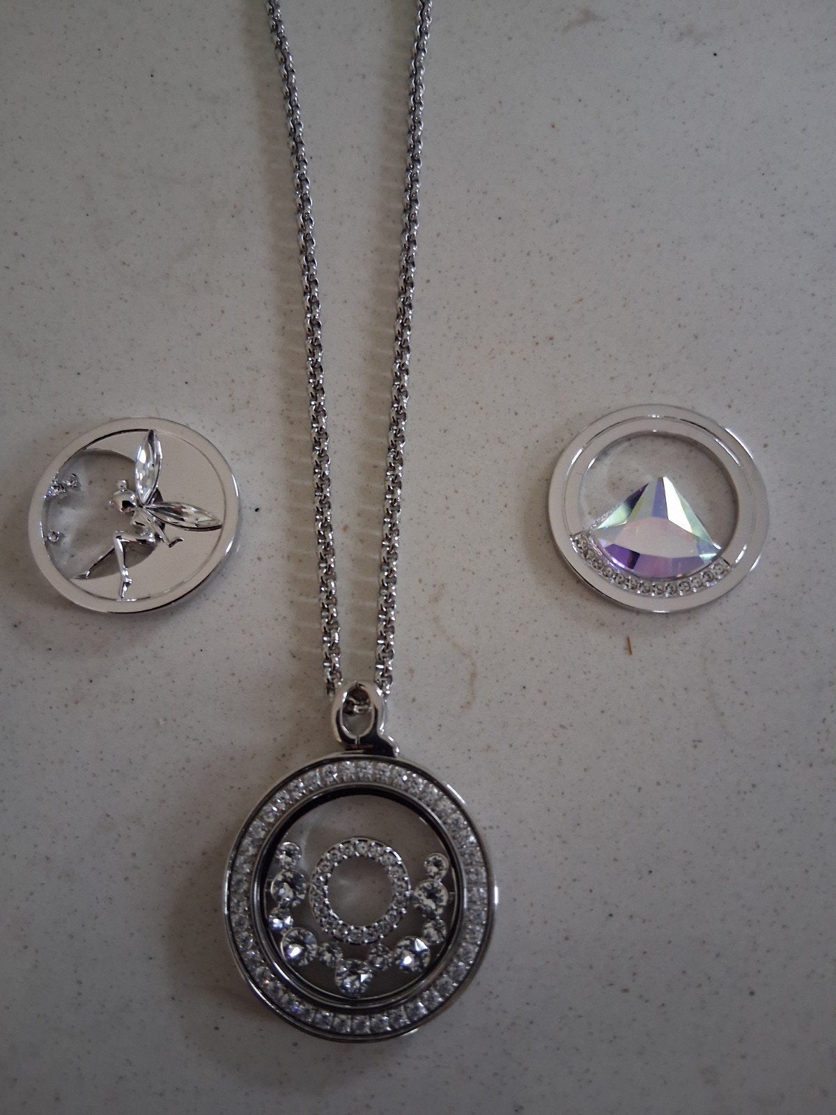 Quoins ketting met hanger en 3 munten, Sieraden, Tassen en Uiterlijk, Overige materialen, Nieuw, Met hanger, Ophalen of Verzenden