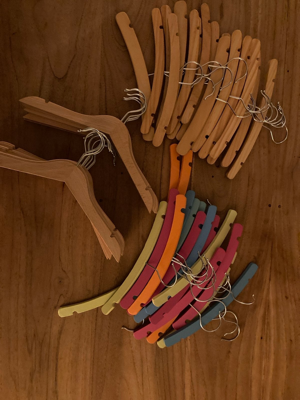 59 houten kledinghangers voor baby/kinderkleding, Ophalen, Gebruikt, Hout, Kinderen