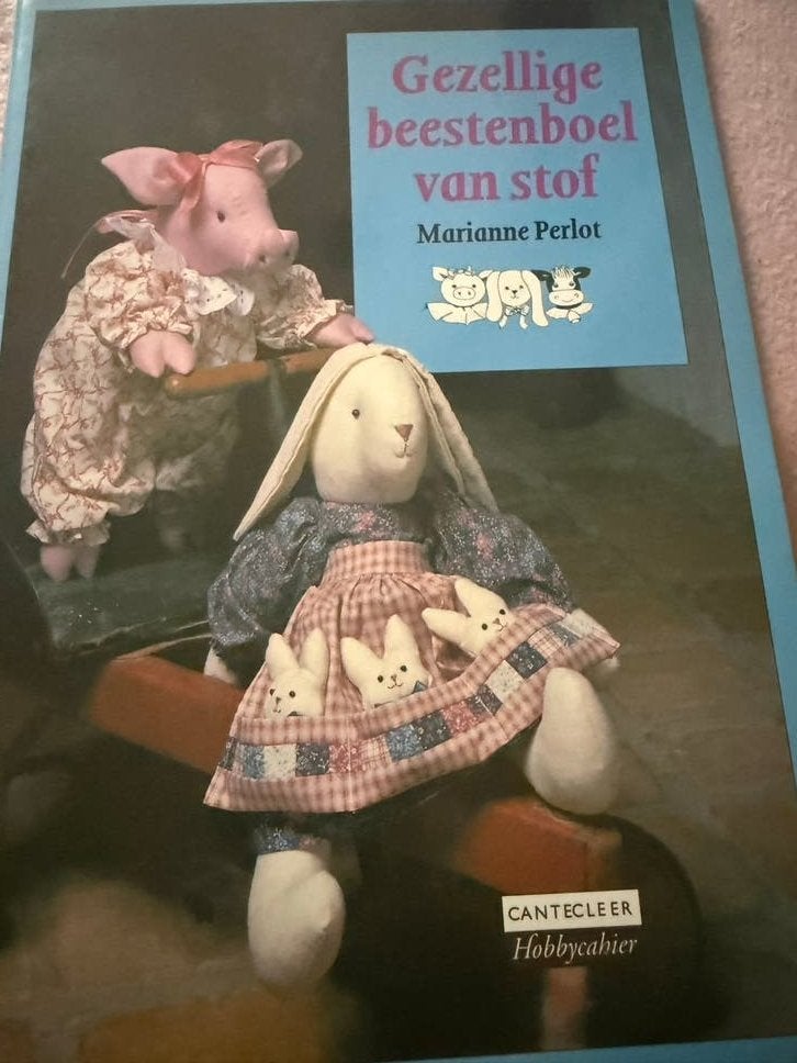 Gezellige beestenboel van stof - Knutselboek Marianne Perlot, Meerkleurig, Ophalen of Verzenden, Zo goed als nieuw, Knutselboek