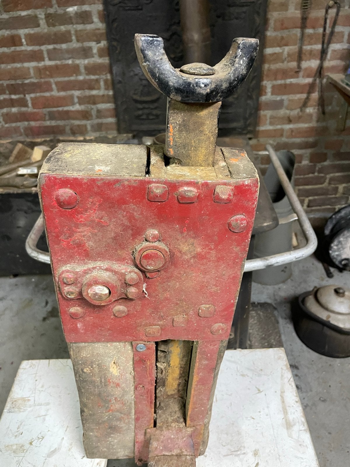 Antieke houten krik met metalen mechanisme, Ophalen