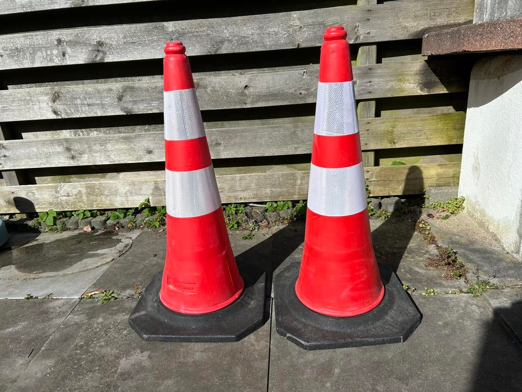 Pylon 2 stuks, Doe-het-zelf en Verbouw, Ophalen, Zo goed als nieuw