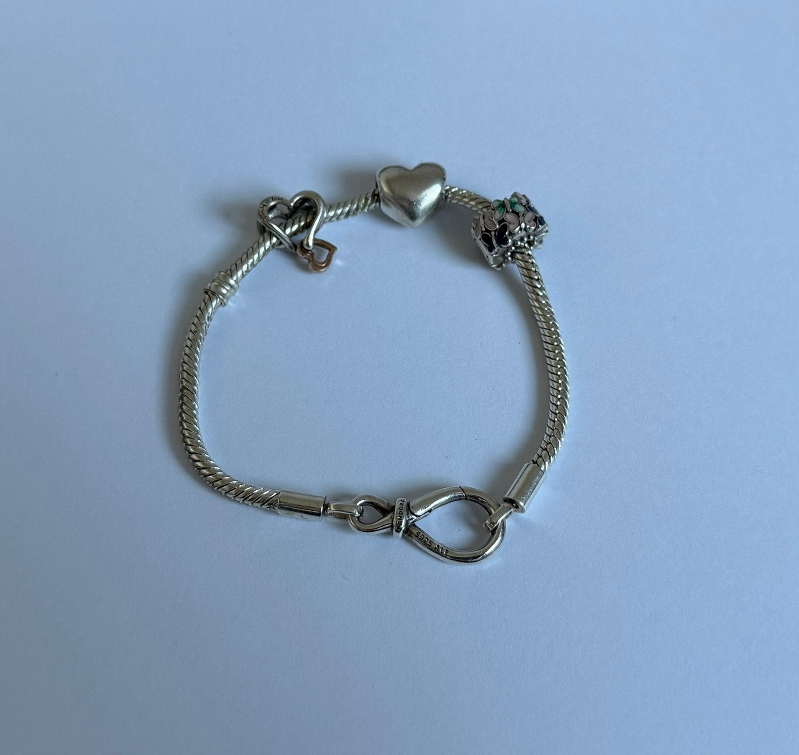 Pandora armband met 3 bedels, Staal, Met bedels of kralen, Ophalen of Verzenden, Zo goed als nieuw