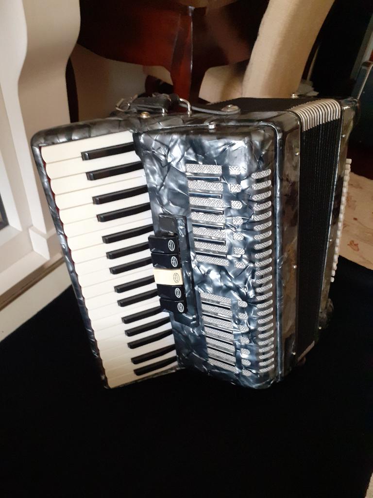 serenelli accordeon 72 bass, Muziek en Instrumenten, Accordeons, 72-bas, Met koffer, Toetsaccordeon, Zo goed als nieuw