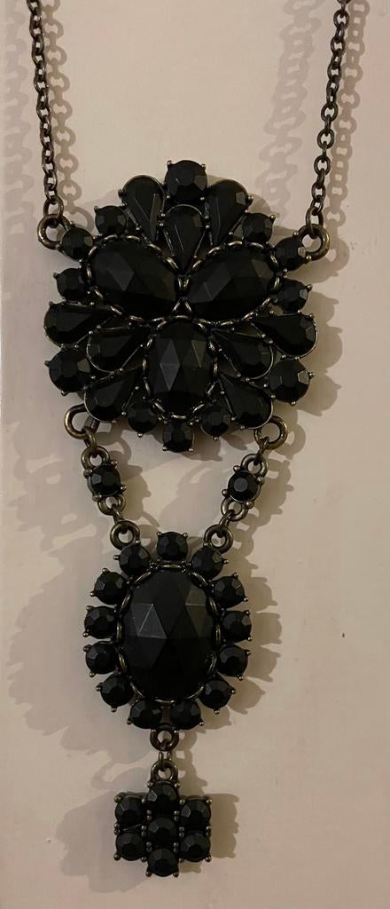 Prachtige lange ketting met zwarte hangers, Ophalen of Verzenden, Zo goed als nieuw, Goud, Overige materialen