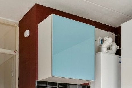 Foto 3 van IKEA bovenkast met blauw getinte matglazen deur – 60 cm