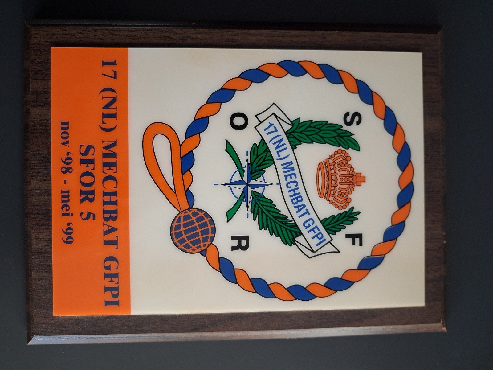 Houten plaquette 17 MECHBAT GFPI SFOR 5, Ophalen of Verzenden, Landmacht, Nederland