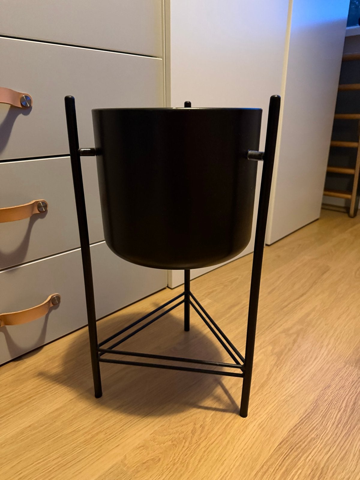 Zwarte plantenpot met standaard, potmaat 28, Tuin en Terras, Gebruikt, Rond, Binnen, Metaal