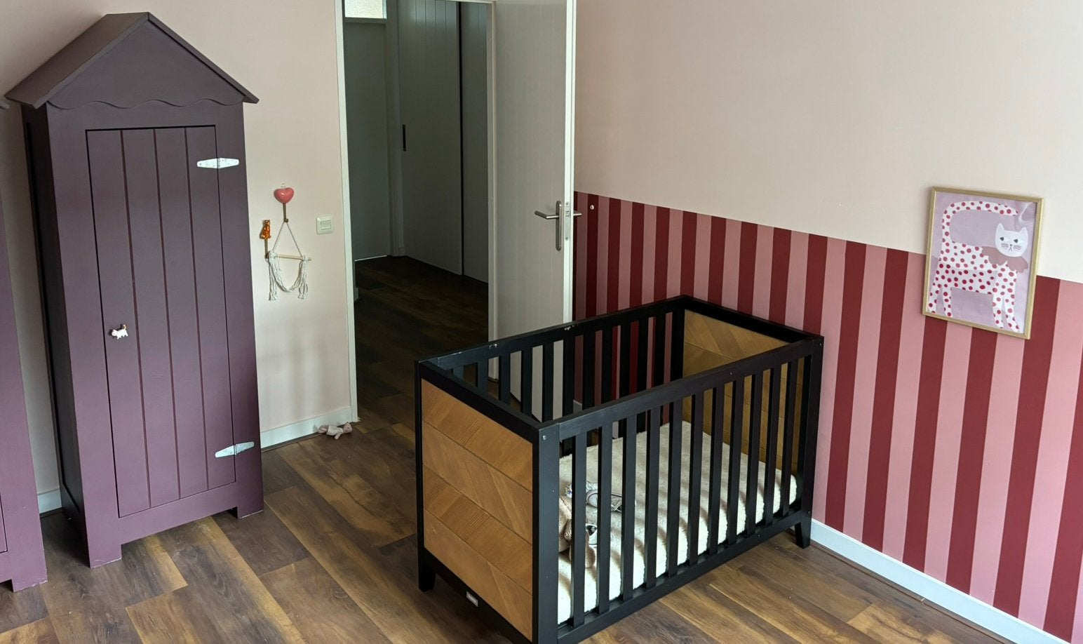 Ledikant- Zwart met houtlook, Kinderen en Baby's, Babywiegjes en Ledikanten, Ophalen, Gebruikt, Ledikant