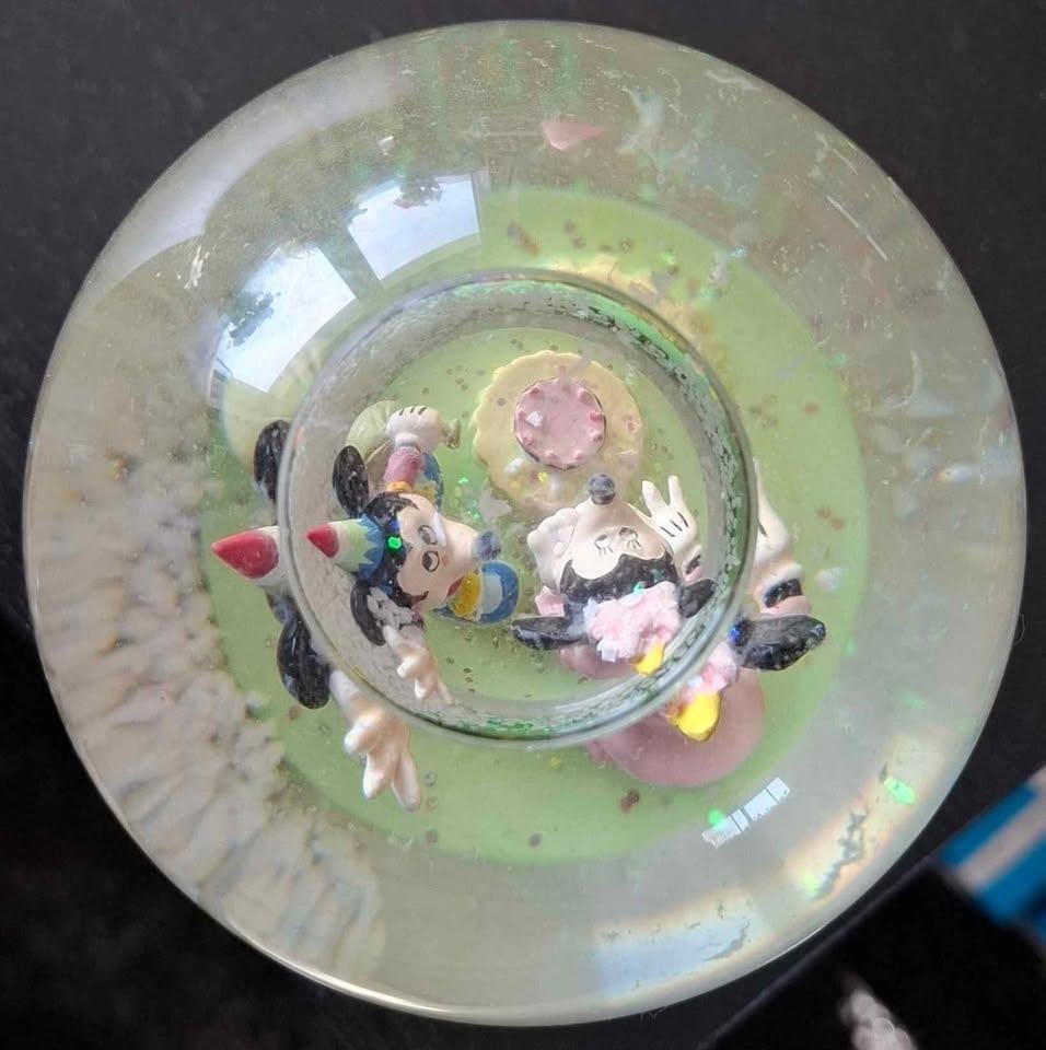 DISNEYLAND MICKEY MINNIE MOUSE SNOWGLOBE FEEST PARTY GLOBE, Ophalen of Verzenden, Mickey Mouse, Zo goed als nieuw, Beeldje of Figuurtje