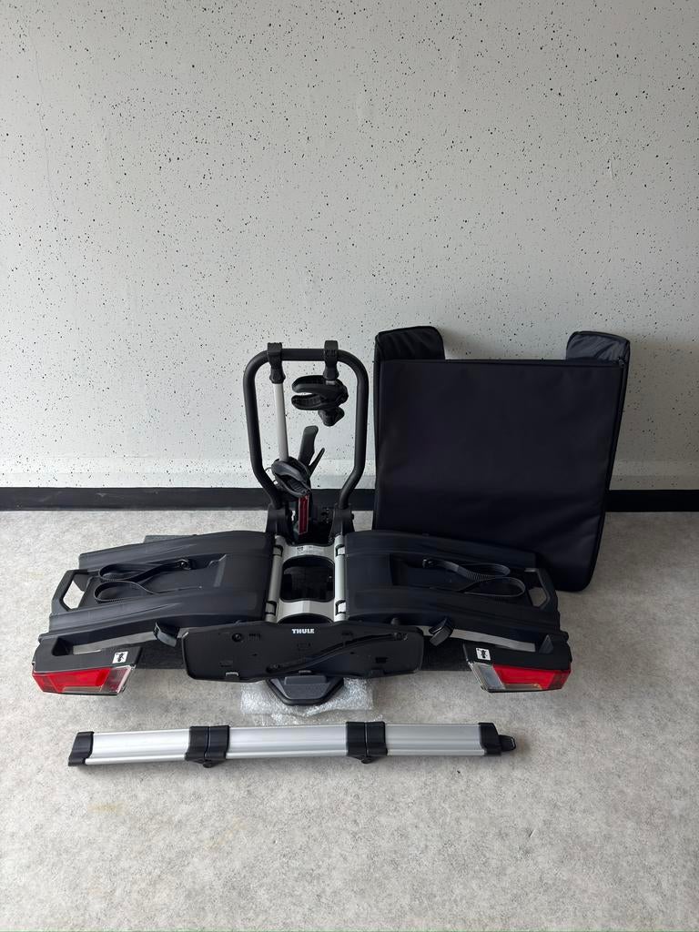 Thule EasyFold XT 933 + bag + loading ramp, Ophalen, 2 fietsen, Zo goed als nieuw, Trekhaakdrager