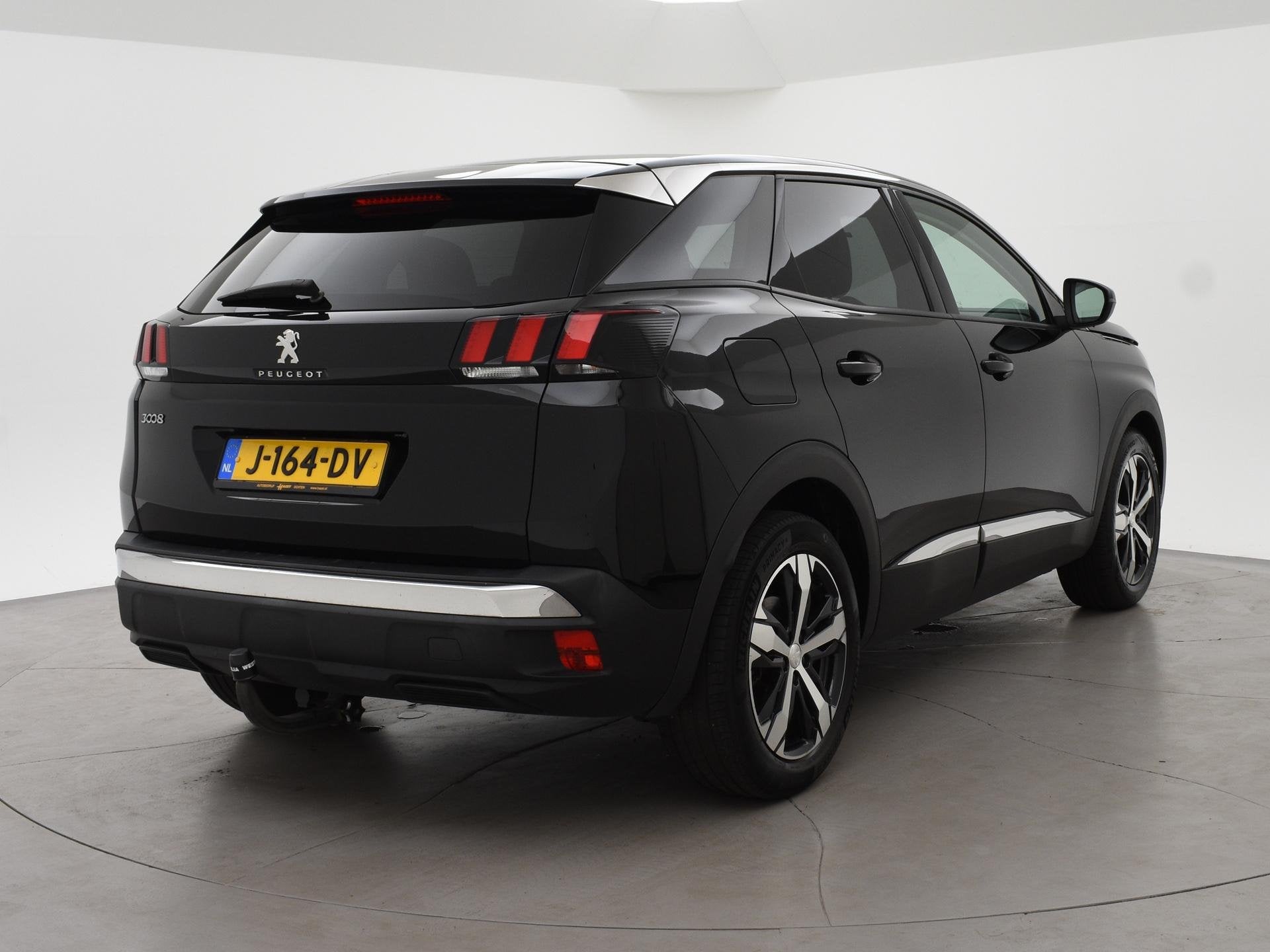 Peugeot 3008 1.2 PT 130 PK AUT. + TREKHAAK | STOELVERWARMING, Auto's, Gebruikt, 1199 cc, Leder en Stof, Zwart