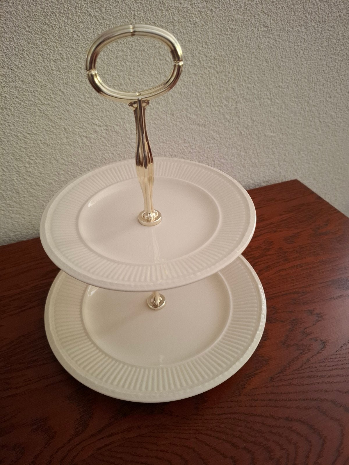 Wedgwood Edmee etagere - 20 en 16 cm, goudkleurige beugel, Ophalen of Verzenden