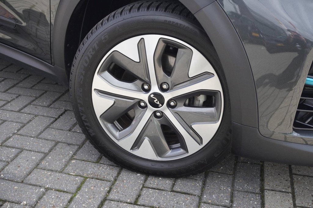 Kia E-Niro ExecutiveLine 64 kWh / Stoelventilatie / ACC / Me, Auto's, Gebruikt, Zwart, 1712 kg, 174 min