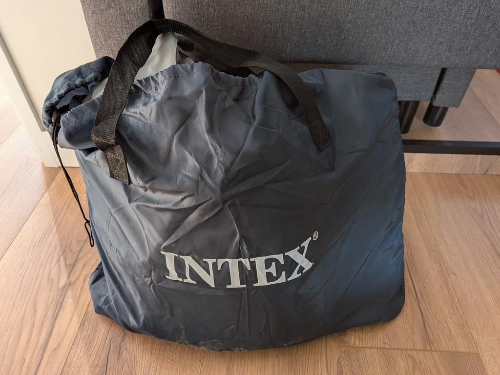 Intex queen luchtbed met ingebouwde pomp, Ophalen, Ingebouwde pomp, Zo goed als nieuw, 2-persoons
