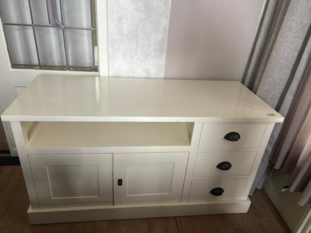 Roomwit tv meubel van richmond interiors ., Huis en Inrichting, Kasten | Dressoirs, Ophalen, Gebruikt, Landelijk, 25 tot 50 cm