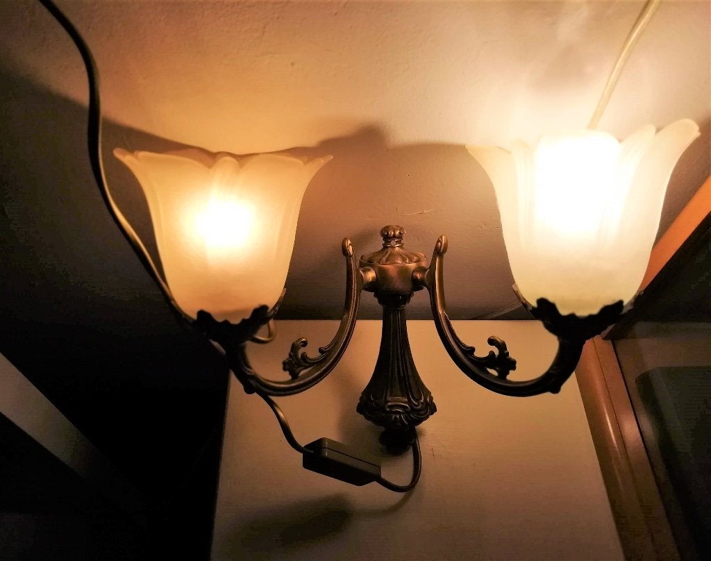 Antieke oude wandlamp koper geschulpte glazen kapjes, Antiek en Kunst, Curiosa en Brocante, Ophalen of Verzenden