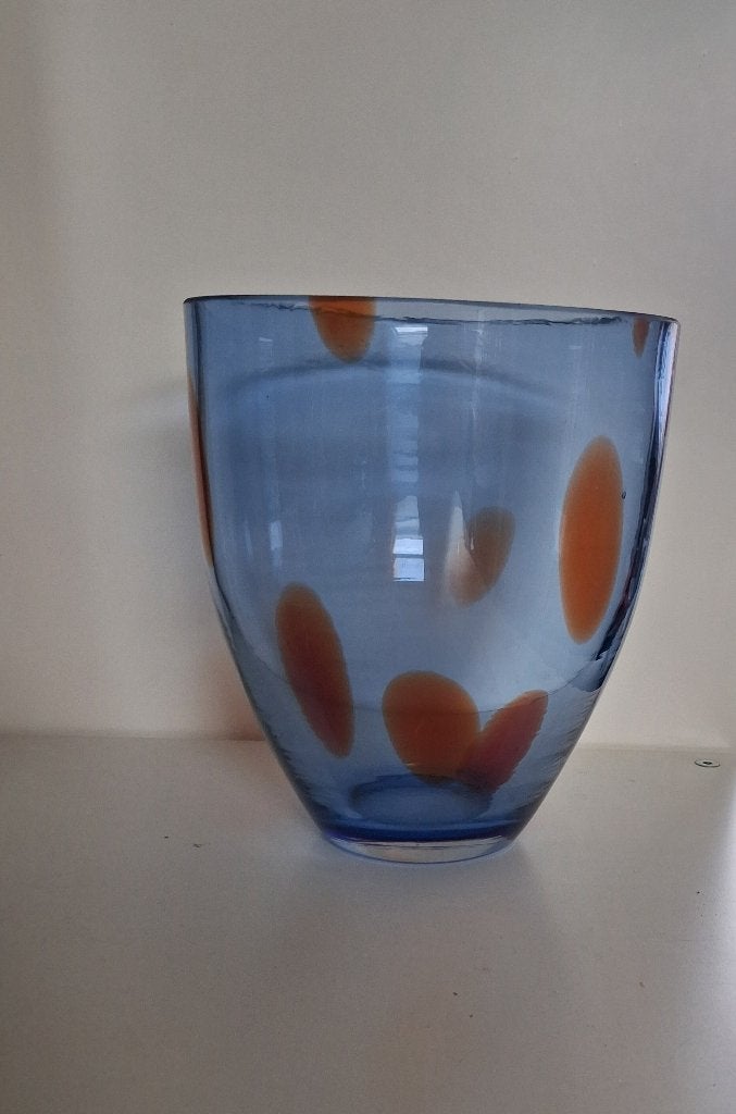 Blauwe vaas van glas met oranje vlekken, Huis en Inrichting, Woonaccessoires | Vazen, Ophalen, 20 cm, Met patroon/structuur, Blauw
