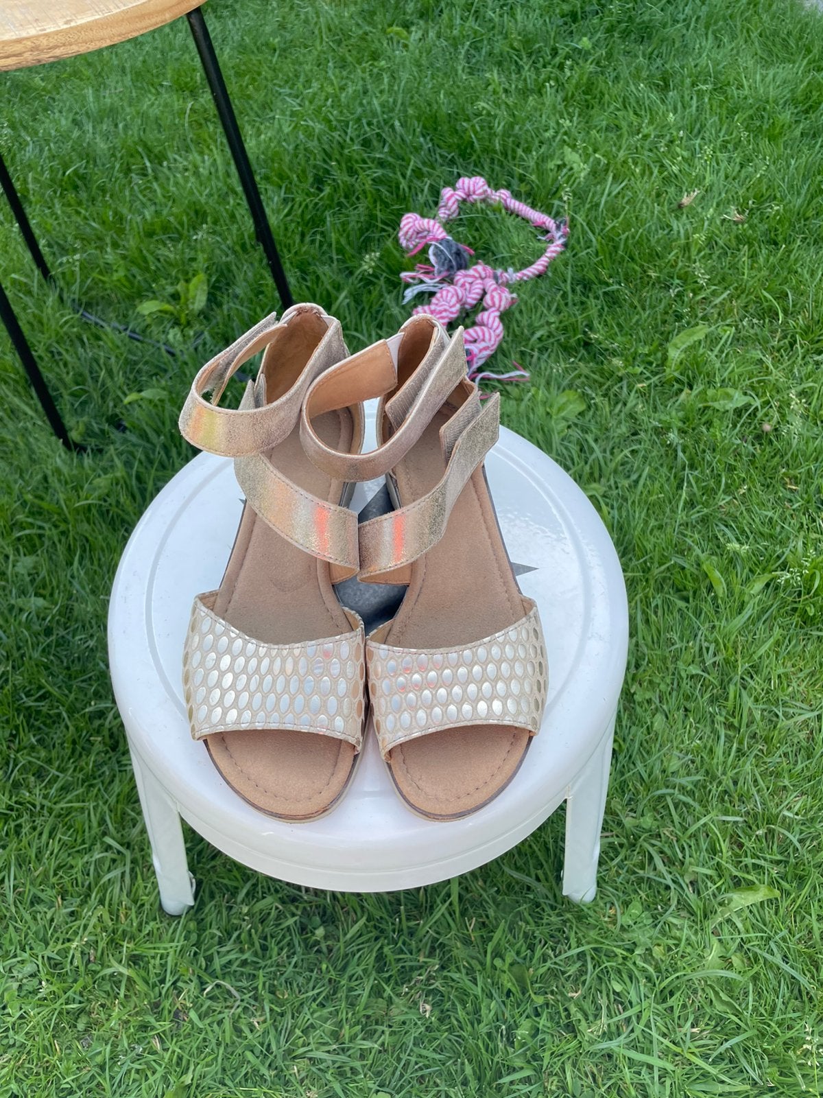 Sandalen gratis links is maat 38 rechts 39, Kleding | Dames, Schoenen, Ophalen, Zo goed als nieuw, Sandalen of Muiltjes