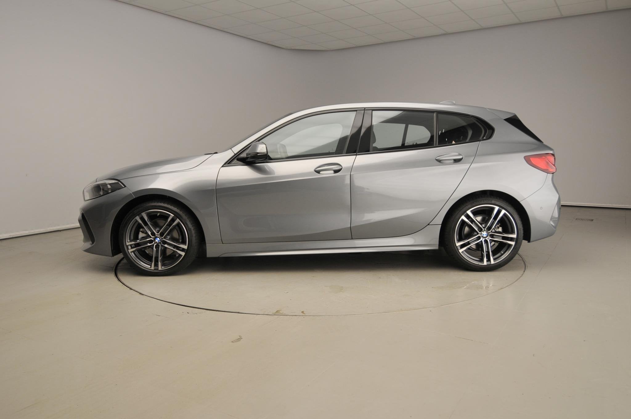 BMW 1 Serie 5-deurs 118i | M-Sportpakket | LED | Navigatie |, 136 pk, Gebruikt, Leder en Stof, Origineel Nederlands