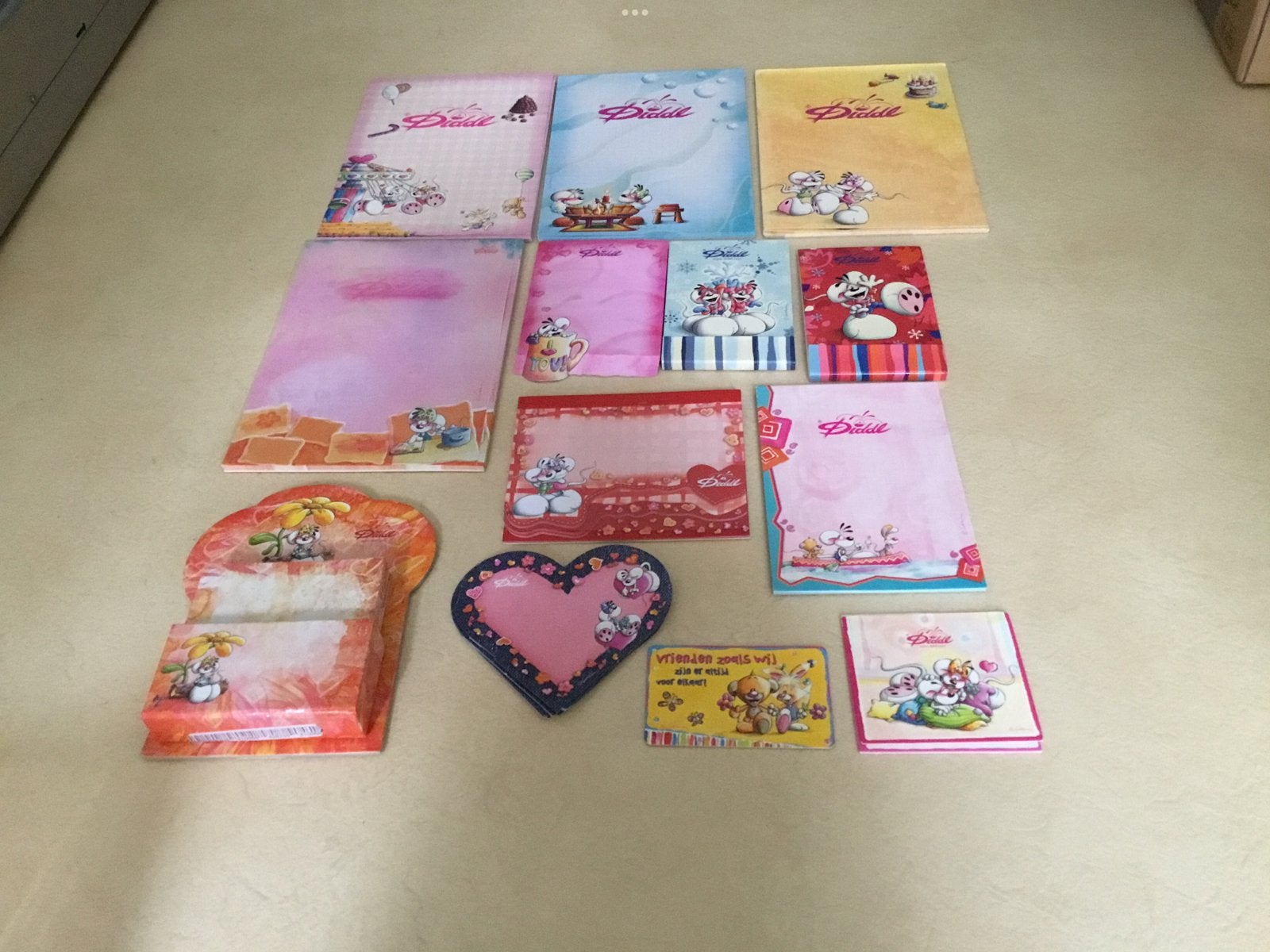 Heel veel plaatjes van Diddle,beschrijving meer info., Verzamelen, Ophalen, Verschillende figuren, Zo goed als nieuw, Papier, Kaart of Schrift