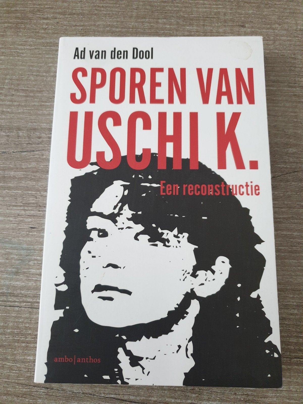 Sporen van Uschi K. - Ad van den Dool (Boek), Ophalen of Verzenden, Gelezen, Ad van den Dool