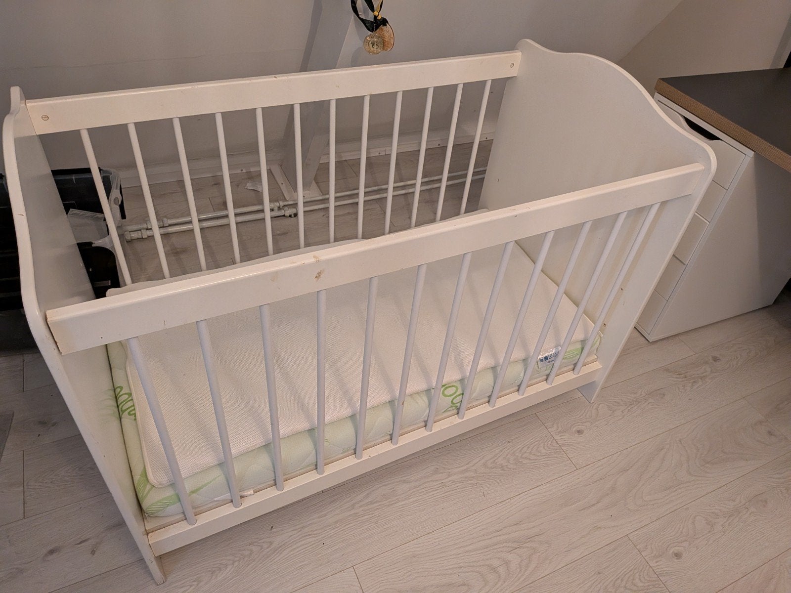 Wit houten ledikant met matras, Ophalen
