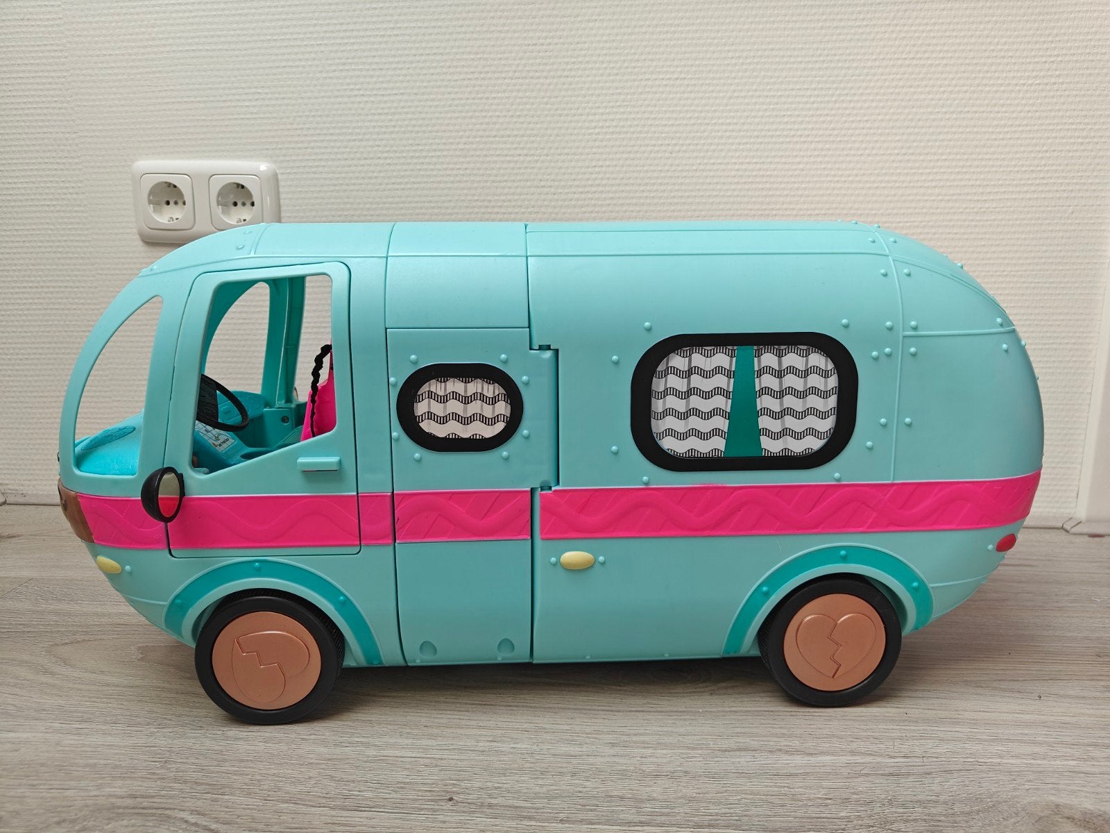 LoL camper / speelhuis / poppen + assecoires, Ophalen, Zo goed als nieuw