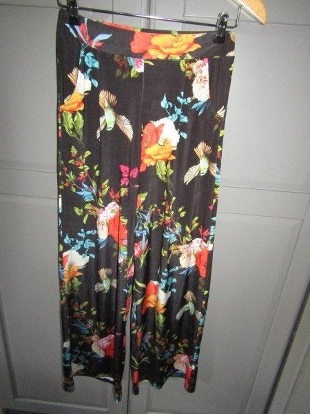 G269 Iz Naiz mt 1 (S-M) broek travelstof zwart bloemen wide, Kleding | Dames, Verzenden, Zwart, Iz Naiz, Zo goed als nieuw