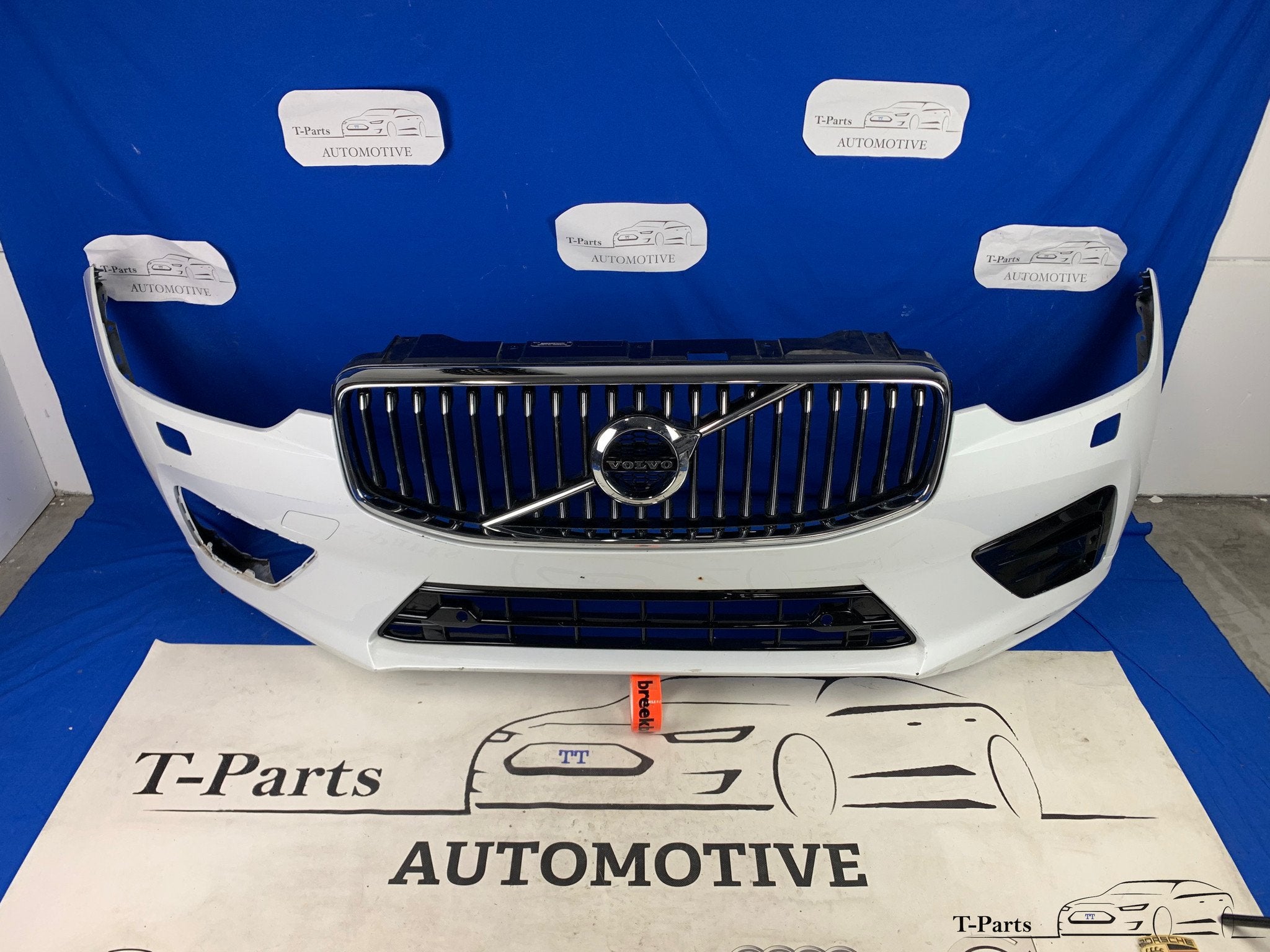 volvo XC60 voorbumper bumper grille xc 60 rooster, Gebruikt, Gunnar Engellaus vag 8
405 31  Gothenburg, SE, Info@volvocars.com