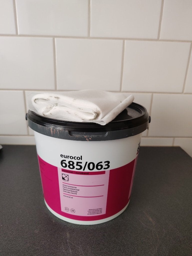 Eurocol 685 Coating + kimband ( bijna vol ), Doe-het-zelf en Verbouw, Tegels, Overige typen, Zo goed als nieuw, Minder dan 5 m²