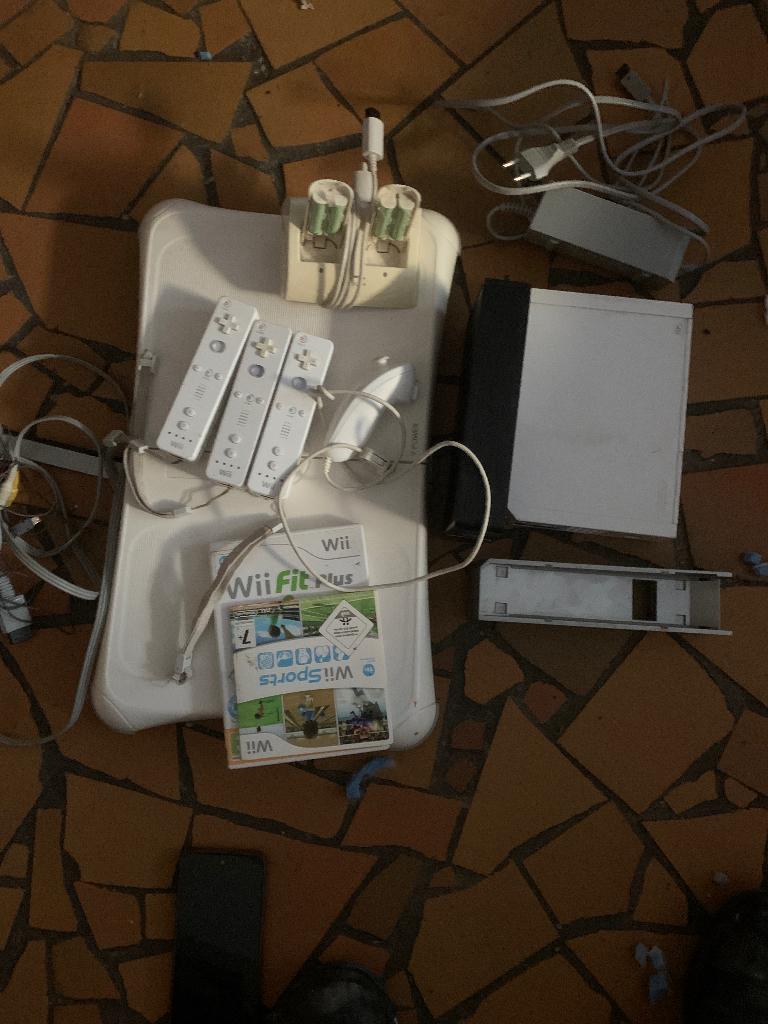 Wii met om gebouwd 100+ games, Eén computer, Ophalen of Verzenden, Zo goed als nieuw, Simulatie