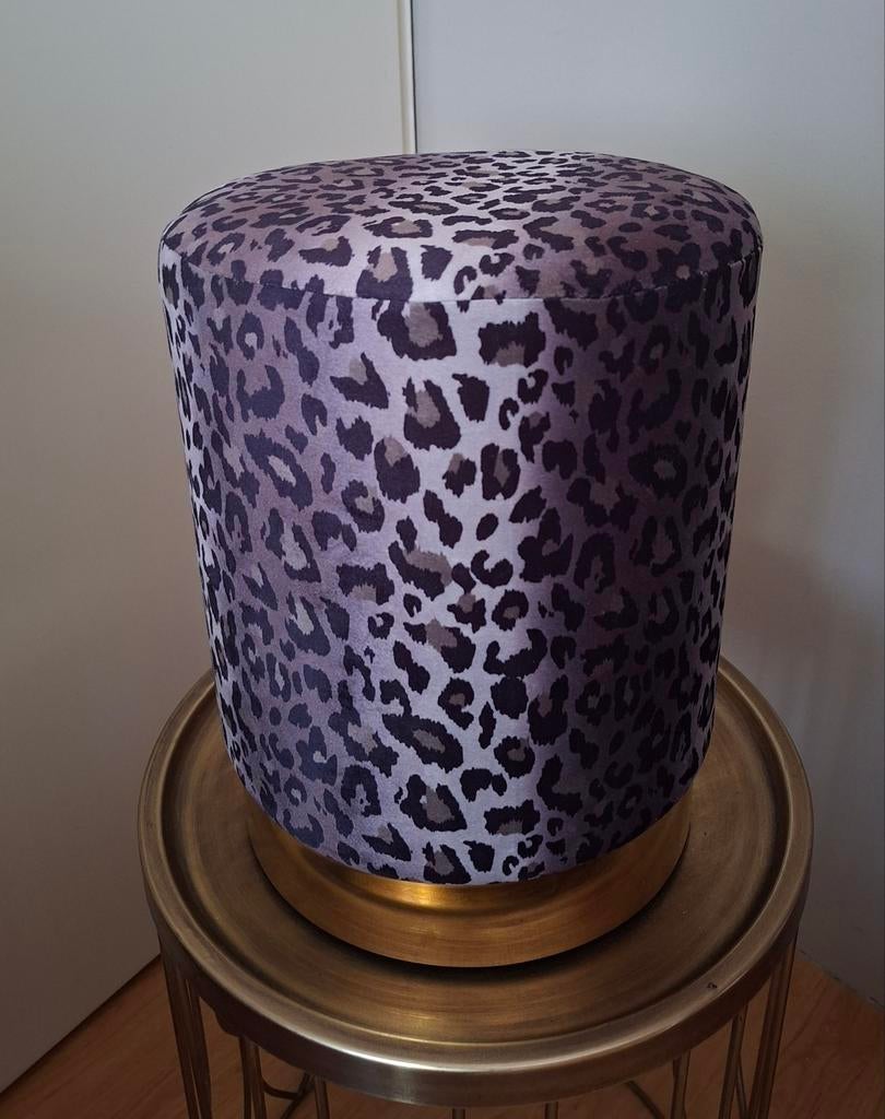Velourse luipaardprint poefje met gouden accent, Ophalen, Minder dan 50 cm, Rond, Minder dan 50 cm