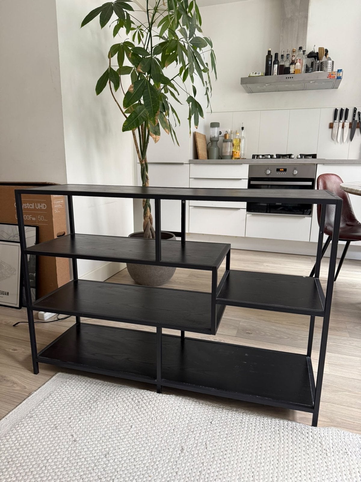 Zwart metalen en houten open kast/dressoir, Huis en Inrichting, Ophalen, Met plank(en), 100 tot 150 cm, Zo goed als nieuw