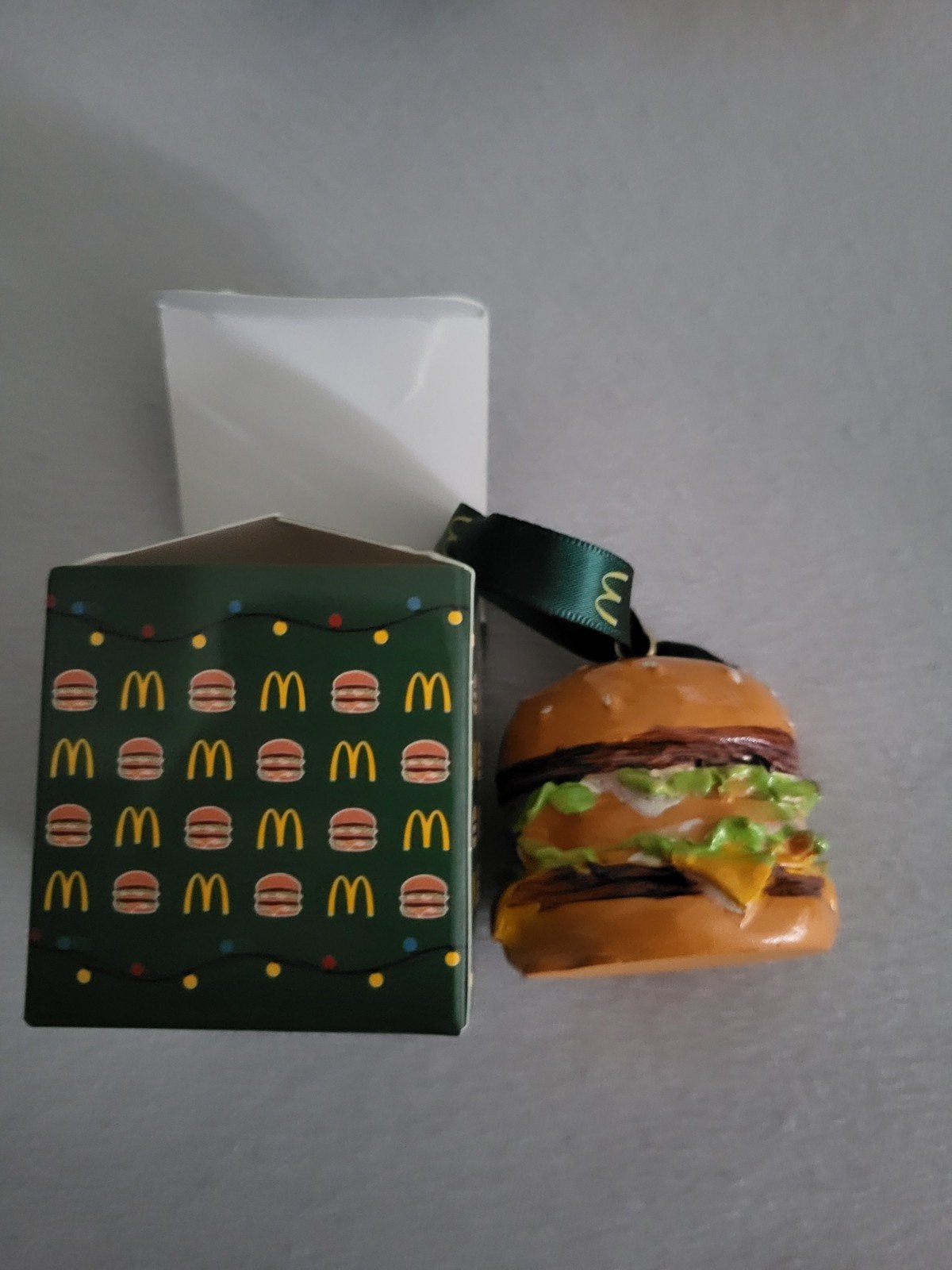McDonald's Big Mac Kersthanger kerstbal - Nieuw in doosje, Ophalen of Verzenden, Nieuw