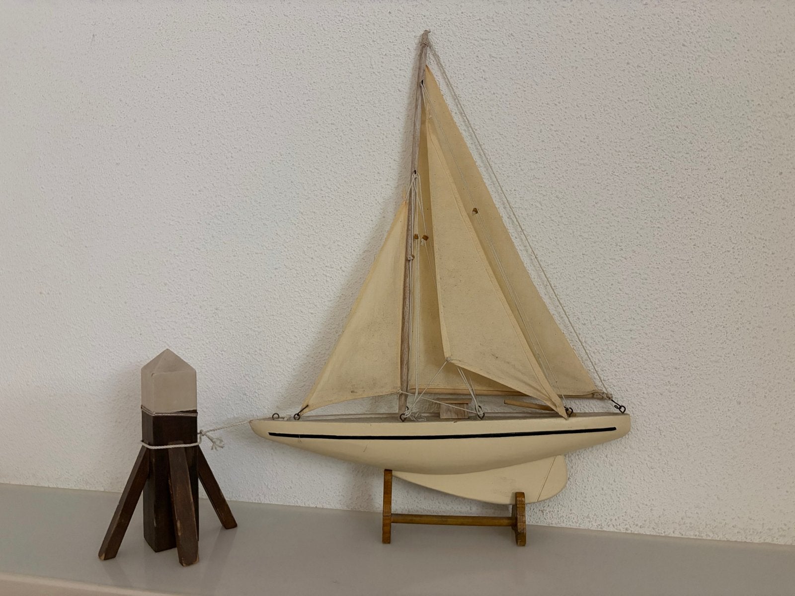 Decoratieve zeilboot met aanlegpaal, Ophalen