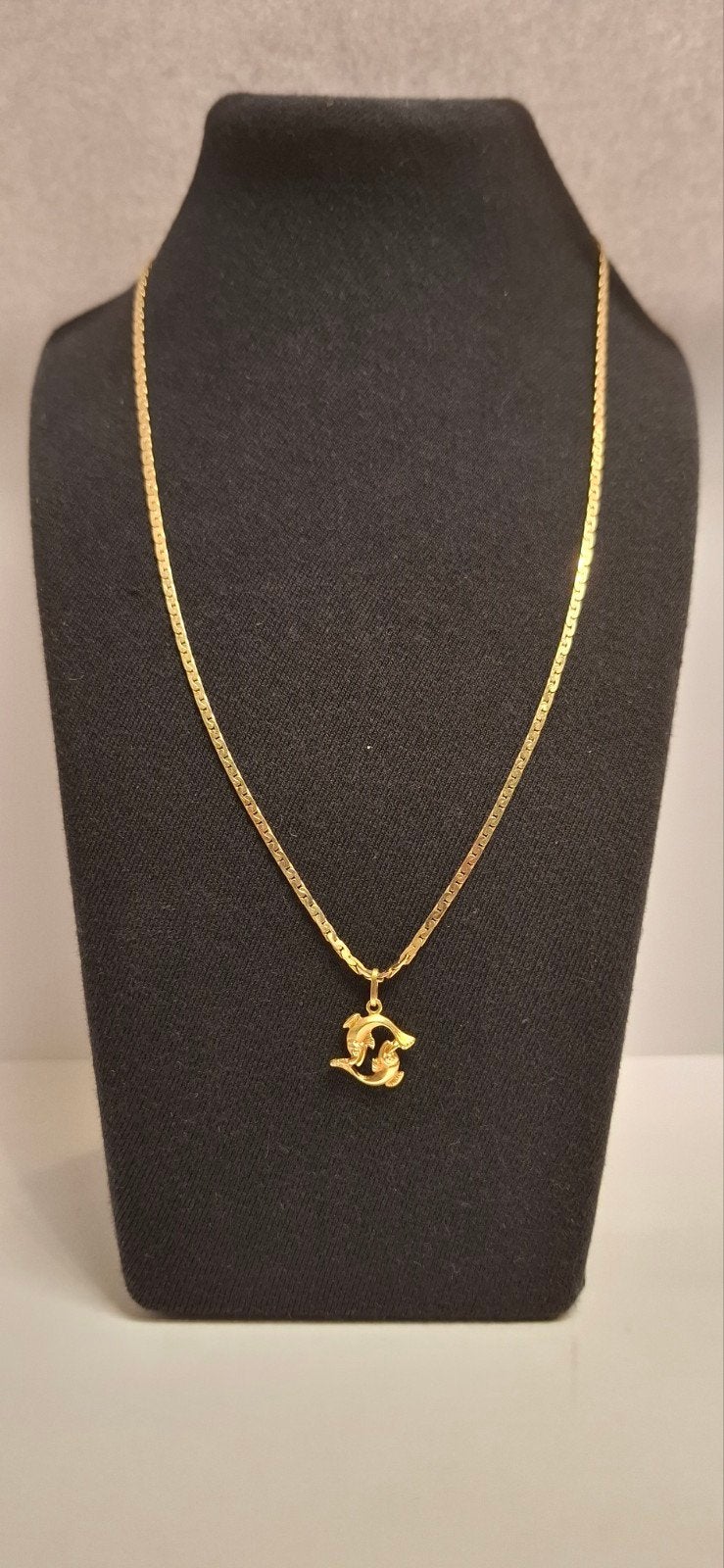 Gouden ketting met dolfijnen hanger, Gebruikt, Ophalen of Verzenden, Goud, Overige materialen