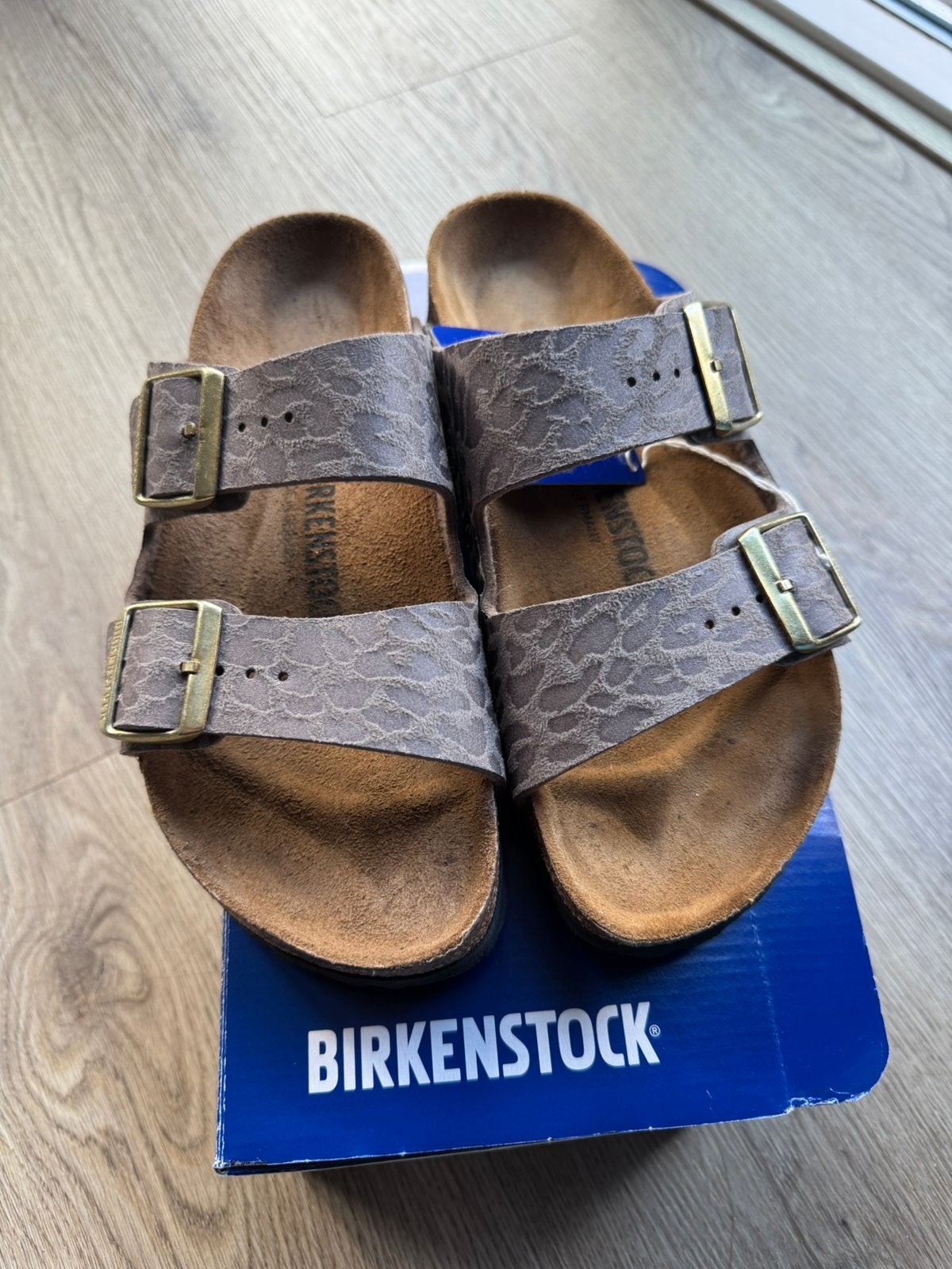 Nieuwe birkenstocks leopard print maat 38, Instappers, Nieuw, Ophalen of Verzenden, Grijs