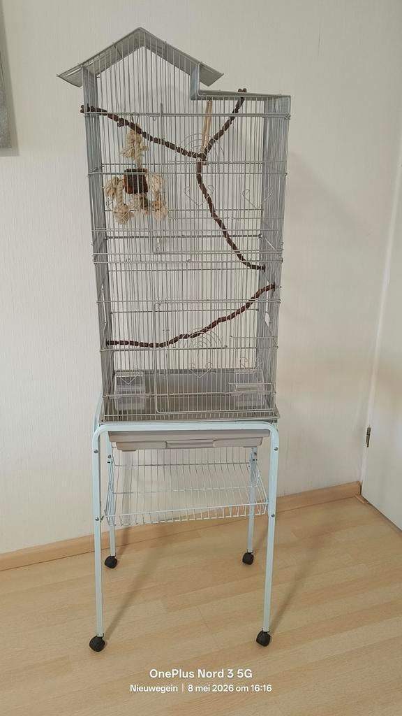 ZGAN Ruime kooi met standaard €45,, Ophalen, Zo goed als nieuw, Metaal, Vogelkooi