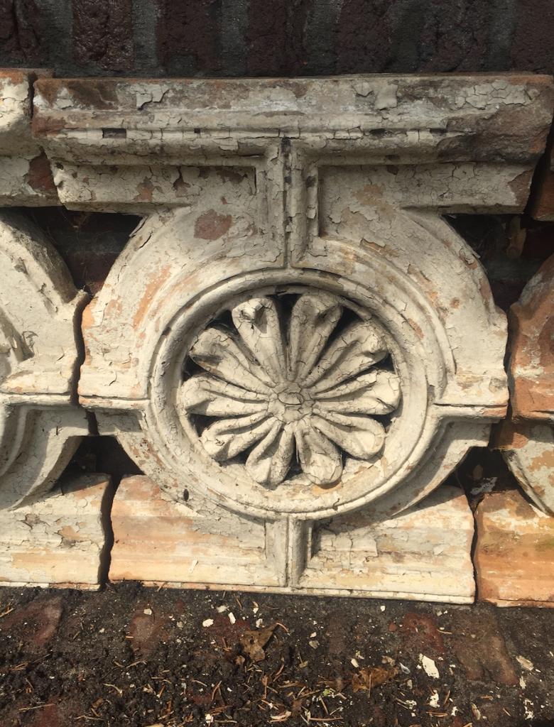 Terracotta gevelornamenten, antiek, per stuk 33 x 45 cm, Ophalen