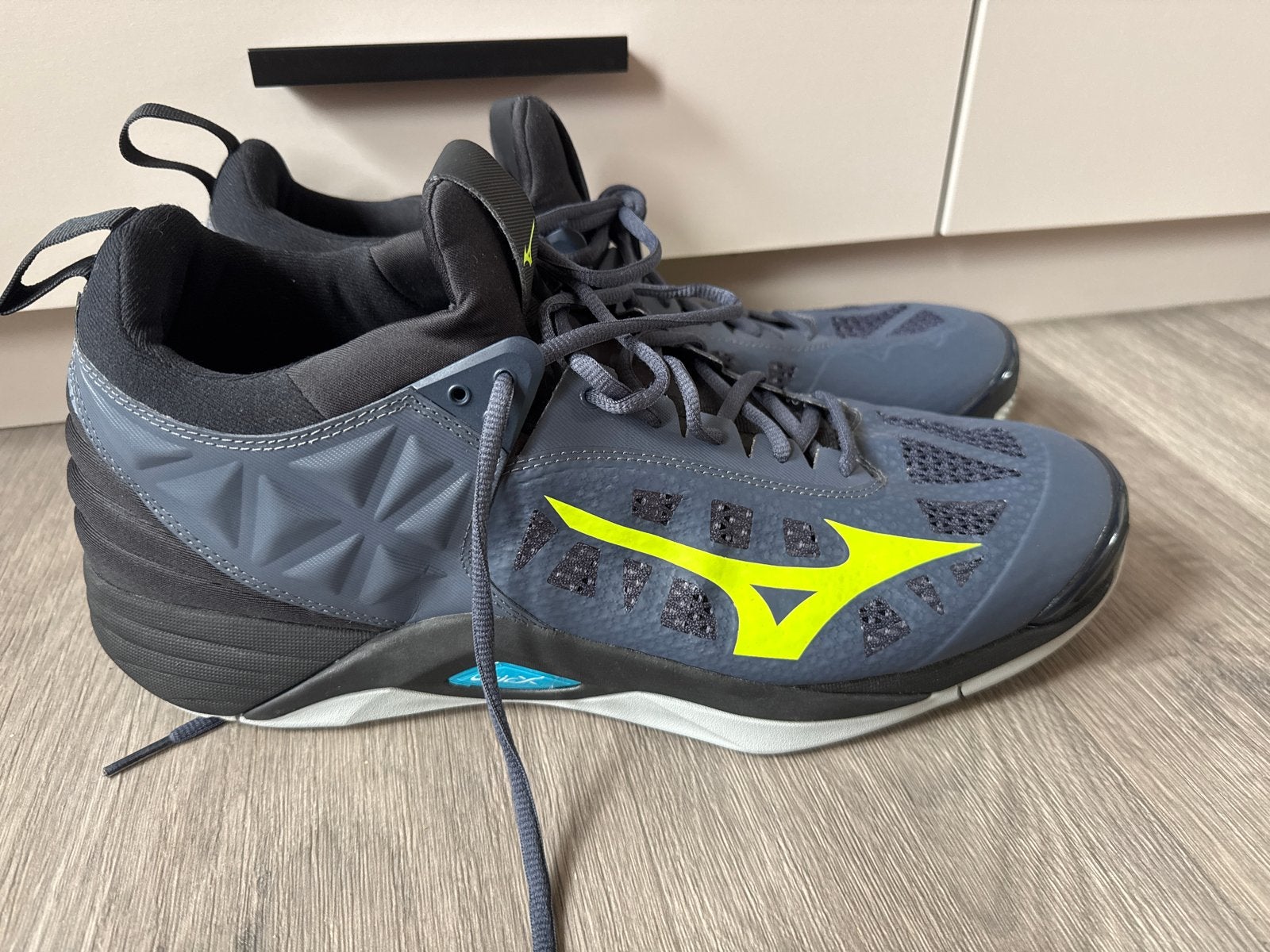 Mizuno Wave volleybalschoenen - Zo goed als nieuw, Ophalen of Verzenden, Zo goed als nieuw, Grijs, Maat 46/48 (XL) of groter