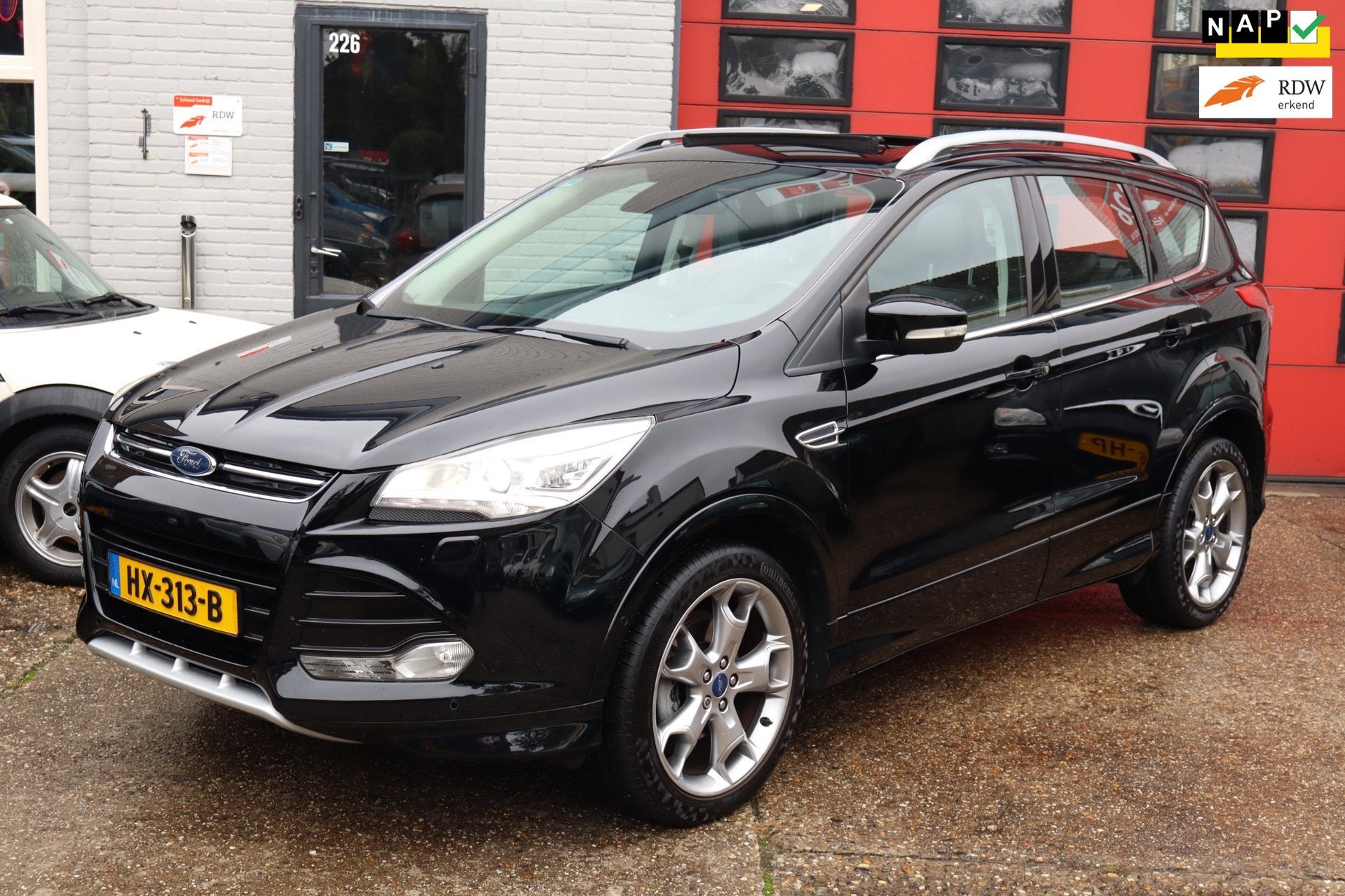 Ford Kuga 1.5 Titanium Styling Pack, PANO, NAVI, PDC , LEDER, Dealer onderhouden, Euro 6, 4 cilinders, Leder en Stof