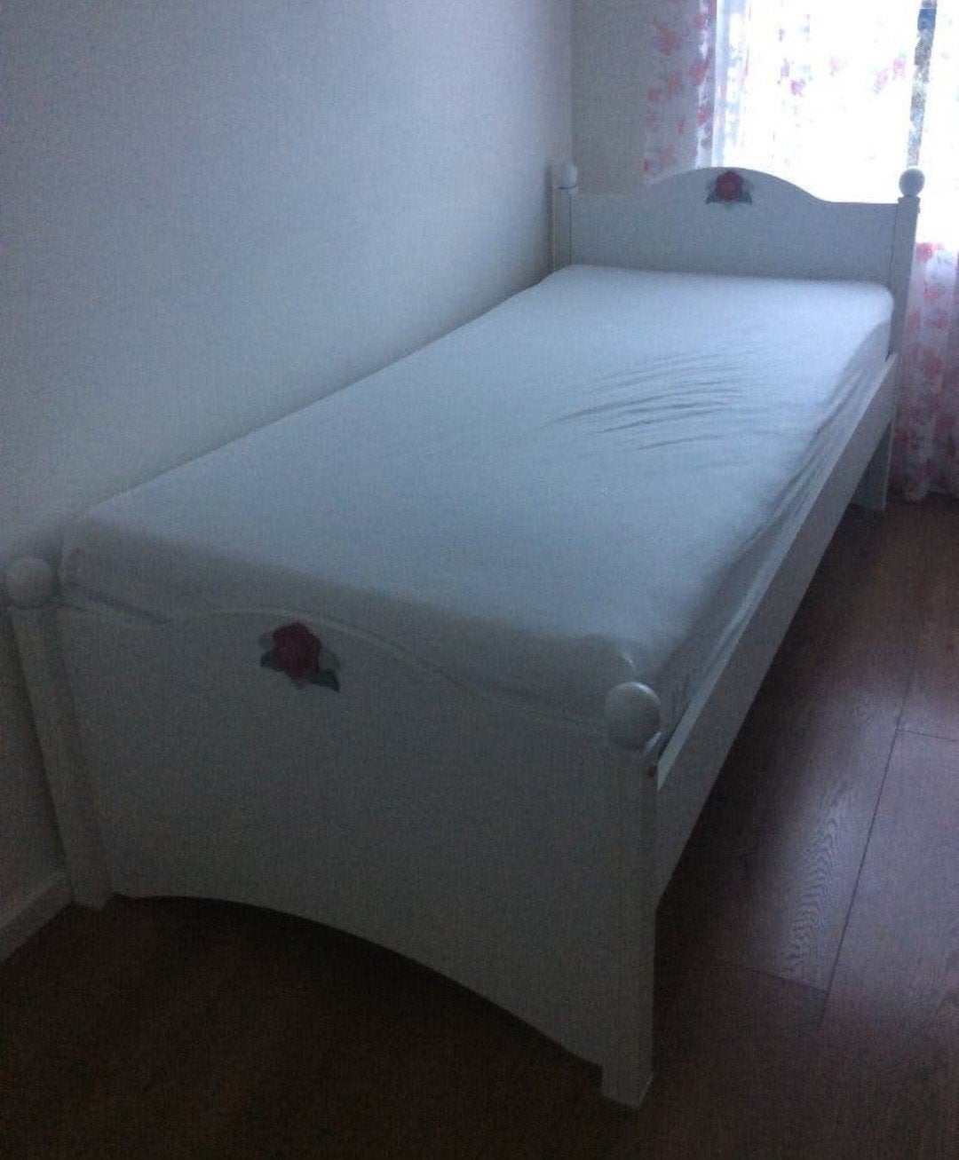 meisjes bed met nachtkastje, Ophalen, 85 tot 100 cm, Zo goed als nieuw, Matras