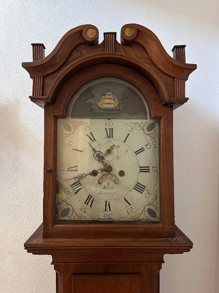 Staande klok of grandfather clock met bewegend scheepje, Ophalen