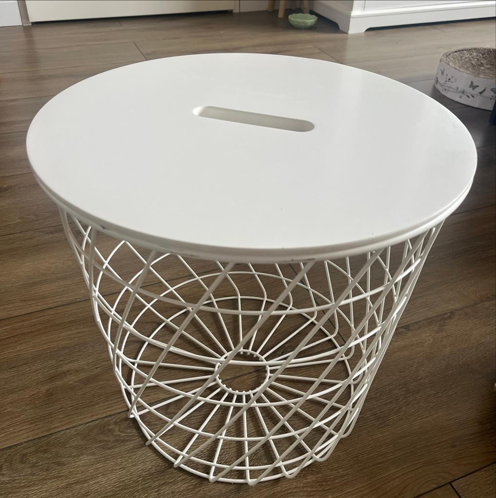 Witte metalen bijzettafel/opbergmand, Huis en Inrichting, Metaal of Aluminium, Rond, 55 tot 75 cm, Zo goed als nieuw
