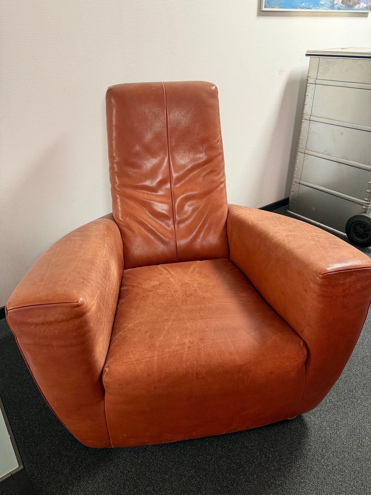 Gerard van den Berg – Longa fauteuil – cognac leder – LABEL, Huis en Inrichting, Fauteuils, Gebruikt, 100 tot 125 cm, Leer, Ophalen of Verzenden
