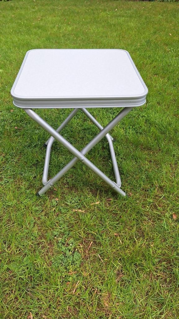 Isabella tafel en krukje, Ophalen, Zo goed als nieuw, Campingtafel