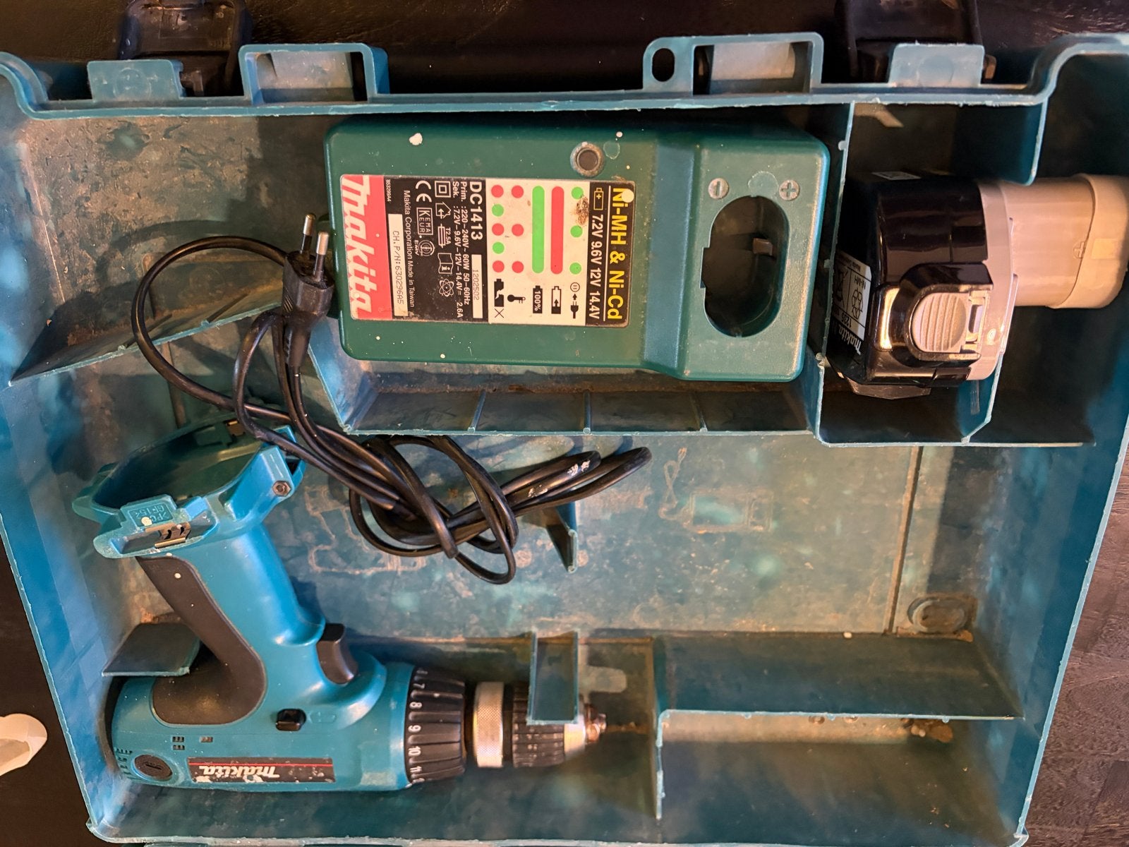 Makita Schroeftol 12V met lader en accu in koffer
