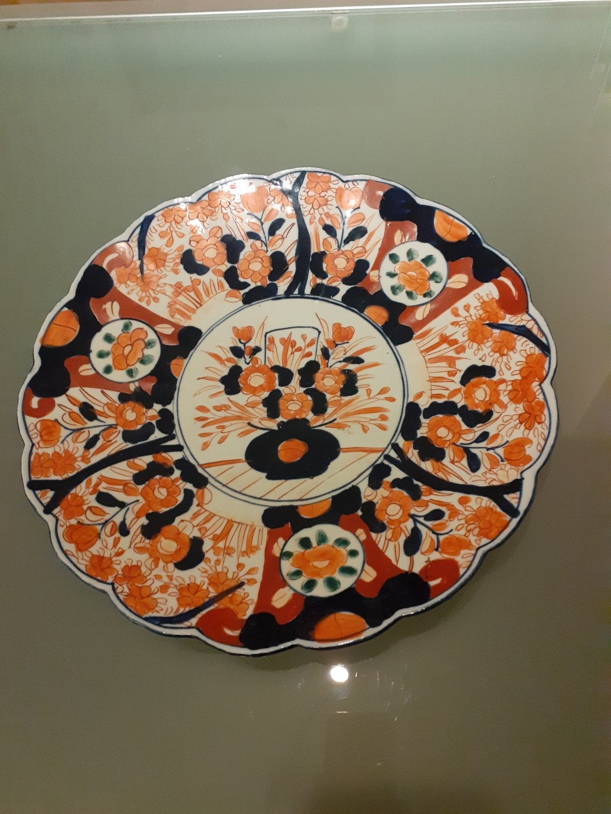 Antiek Japans Imari porseleinen bord met houten standaard, Ophalen