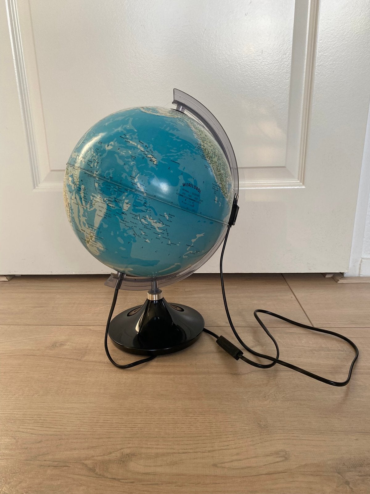 Vintage wereldbol lamp., Huis en Inrichting, Woonaccessoires | Wereldbollen, Ophalen, Verlicht, Gebruikt